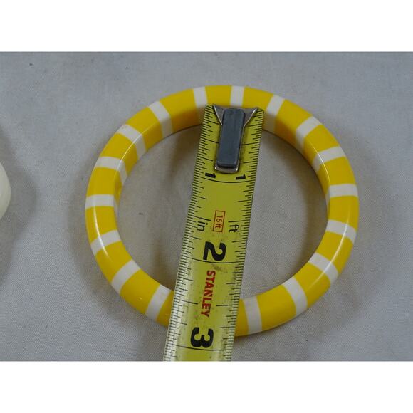 Vintage Set of 2 Bangle Bracelets Yellow Stripe & Scalloped Flower Shape White - Picture 6 of 6